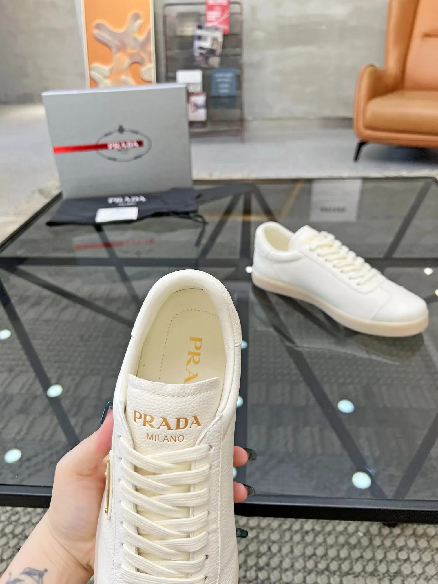 Factory price: 400💰Prada new men's leather sports shoes, the highest version on the market, any comparison is welcome🆚! The original leather has excellent texture and is super high-end! Fetal sheep net lining imported from Italy, removable pad! Luxurious materials and fine workmanship, highly recommended! Code number: 38-44, customized 45